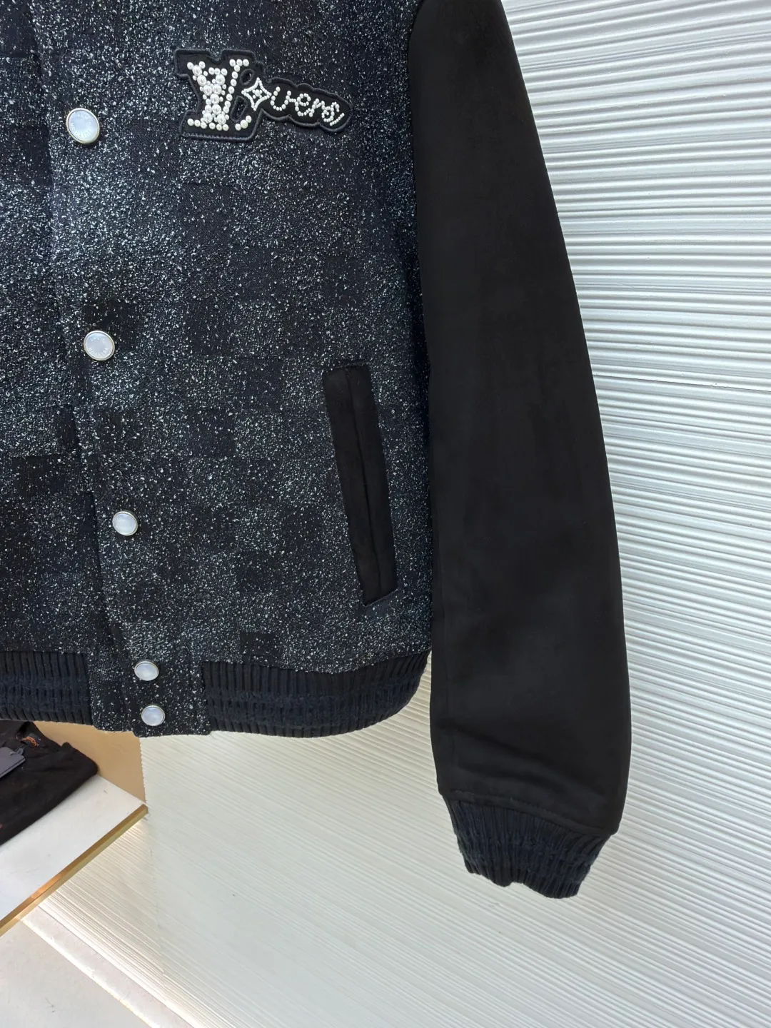 LOUIS VUITTON Genuine leather beaded flocking checkerboard baseball jacket ●Original version: 51000 purchase and development ●Item number: 1681012-i25 ●Fabric: denim flocked bouclé material ●Technology: embroidery ●Version: fitted version ●Weight: about 1795 grams ●Size: 46-48-50-52 ●Description: Made of denim bouclé, the body is embellished with a jacquard logo, while nubuck sheepskin is used on the sleeves and pockets, adding a soft touch. The body is also cleverly integrated with the Damoflage pattern, and the logo patch decorated with rhinestones and resin beads complements the bright pearlescent buttons, showing a dazzling style. The refined craftsmanship and elegant tailoring of this style are evident in the styled collar, striped ribbed hem and cuffs, and fully lined and pearlized snap placket at the front. The overall wiring is straight and delicate, the fabric is comfortable and soft, and the color is consistent without color difference. It can be matched with the same style to create a fashionable look and control various occasions. Customized accessories, complete with three standards, same style for men and women!